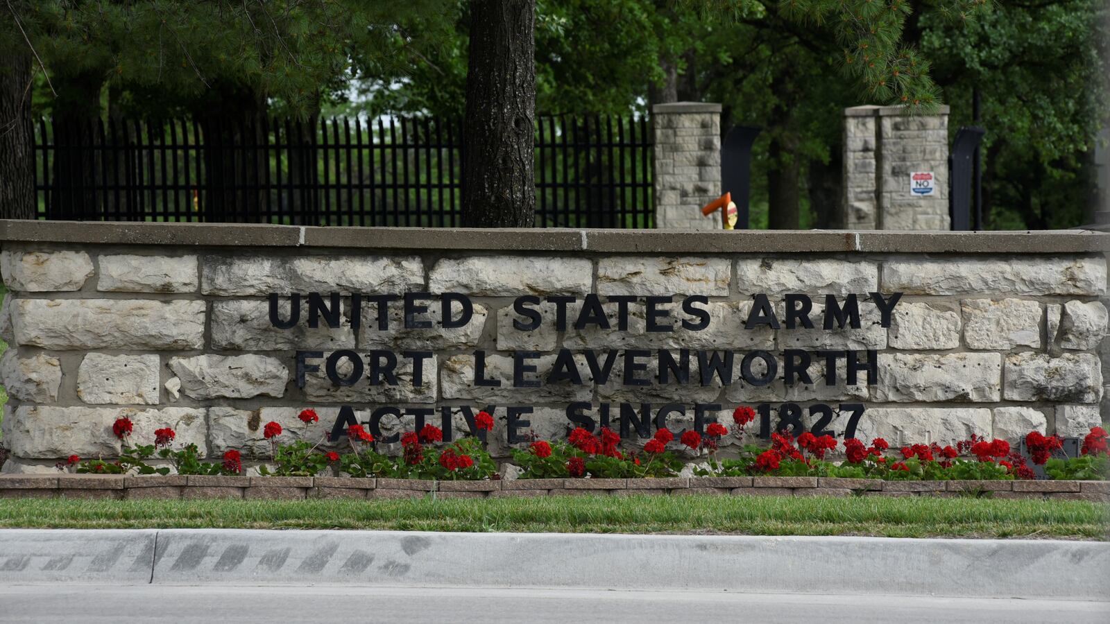 2017-05-17T120000Z_1710601539_RC19037ECAB0_RTRMADP_3_USA-WIKILEAKS-MANNING_oarxeh