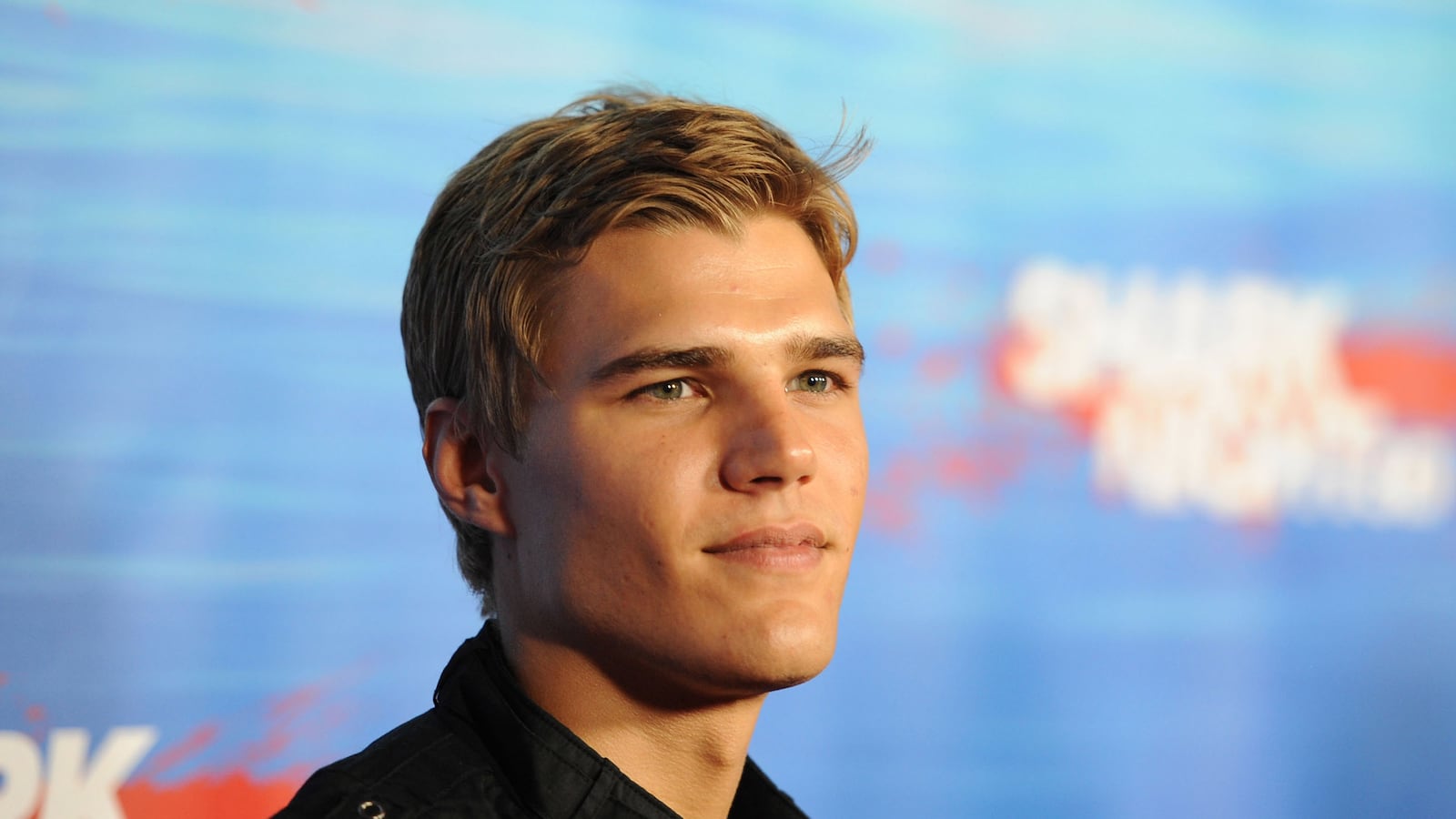 articles/2014/06/27/from-homeless-to-hbo-the-leftovers-star-chris-zylka-s-crazy-hollywood-story/140629-fallon-zylka-tease_depcam