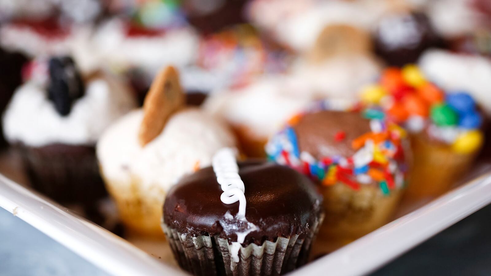 articles/2014/07/08/the-cupcake-boom-s-sugar-high-finally-crashes/140708-crumbs-gross-tease_chy71n