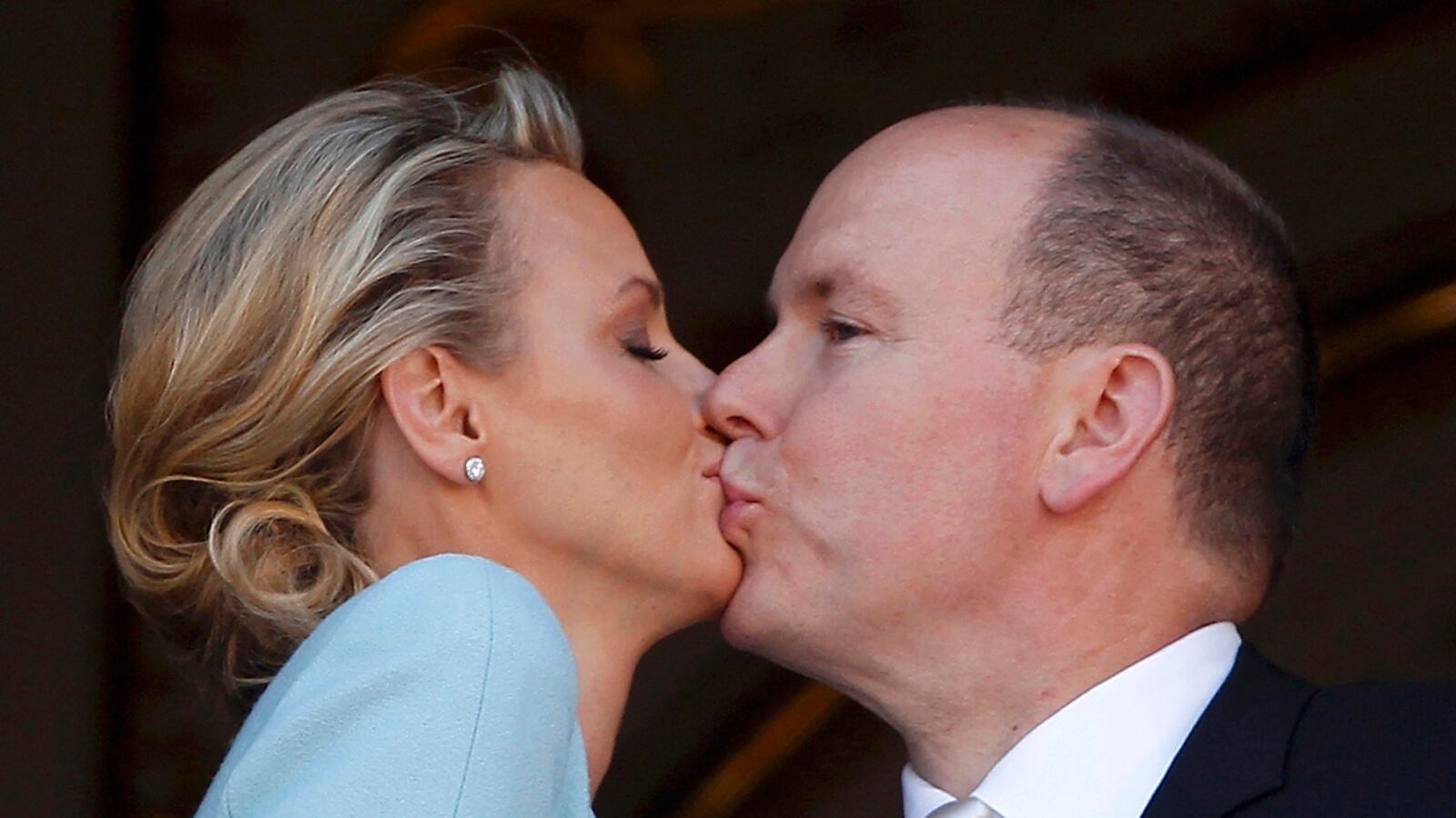 articles/2012/05/05/charlene-cold-shouldered-in-monaco-as-deal-to-provide-albert-s-heir-goes-sour/monaco-wedding-kiss-sykes_puqery