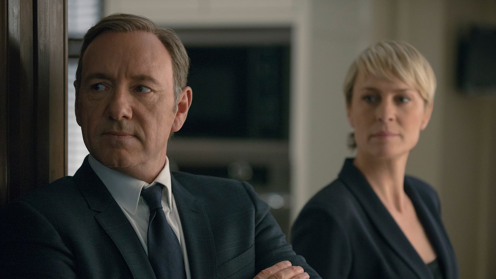 articles/2014/02/14/house-of-cards-season-two-review-even-more-bingeworthy-than-the-first/140213-romano-cards-tease_bxqrvl