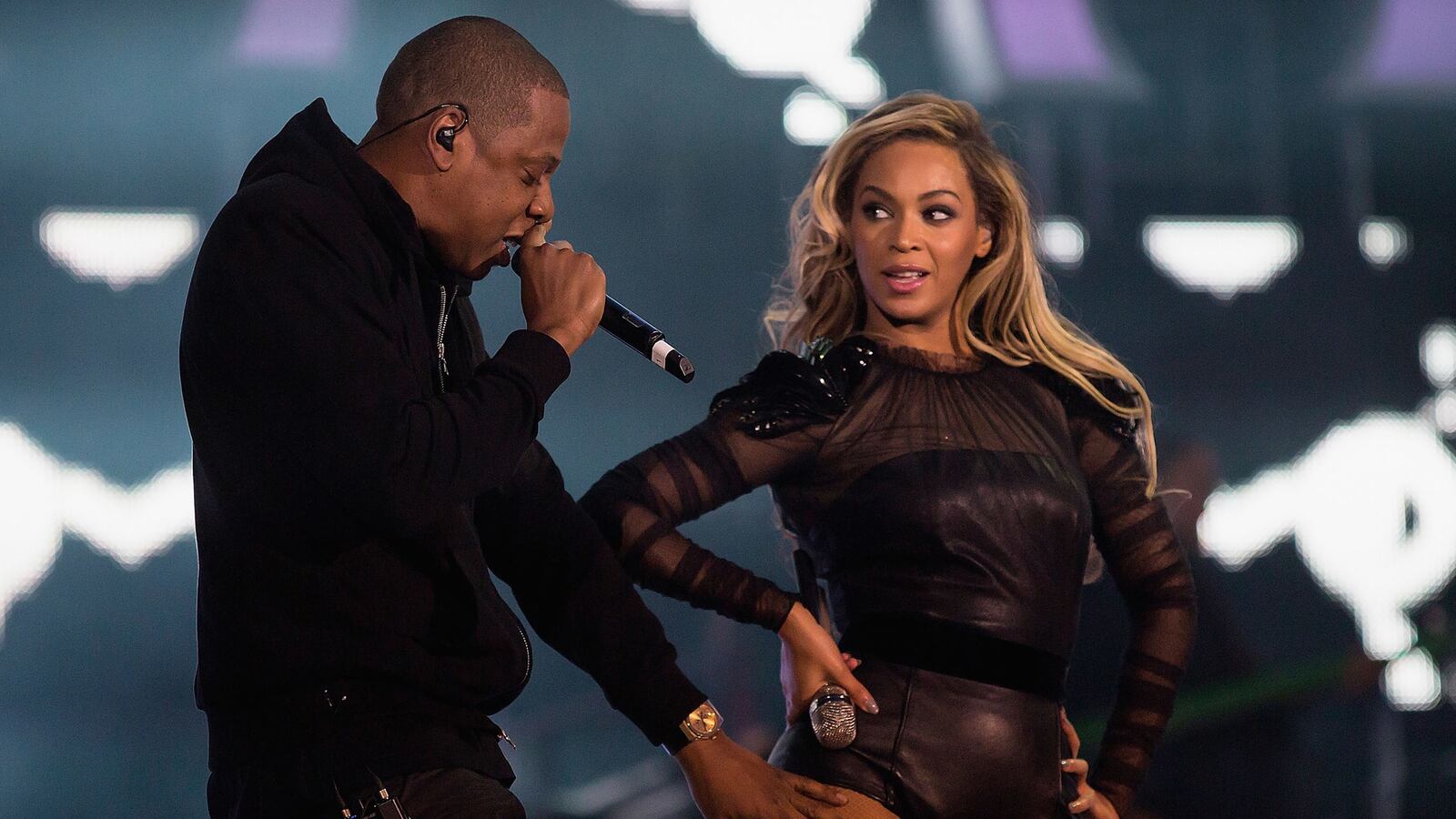 articles/2013/12/04/jay-z-and-beyonce-go-vegan/131204-fashion-cheat-jaybeyonce_pnjfar