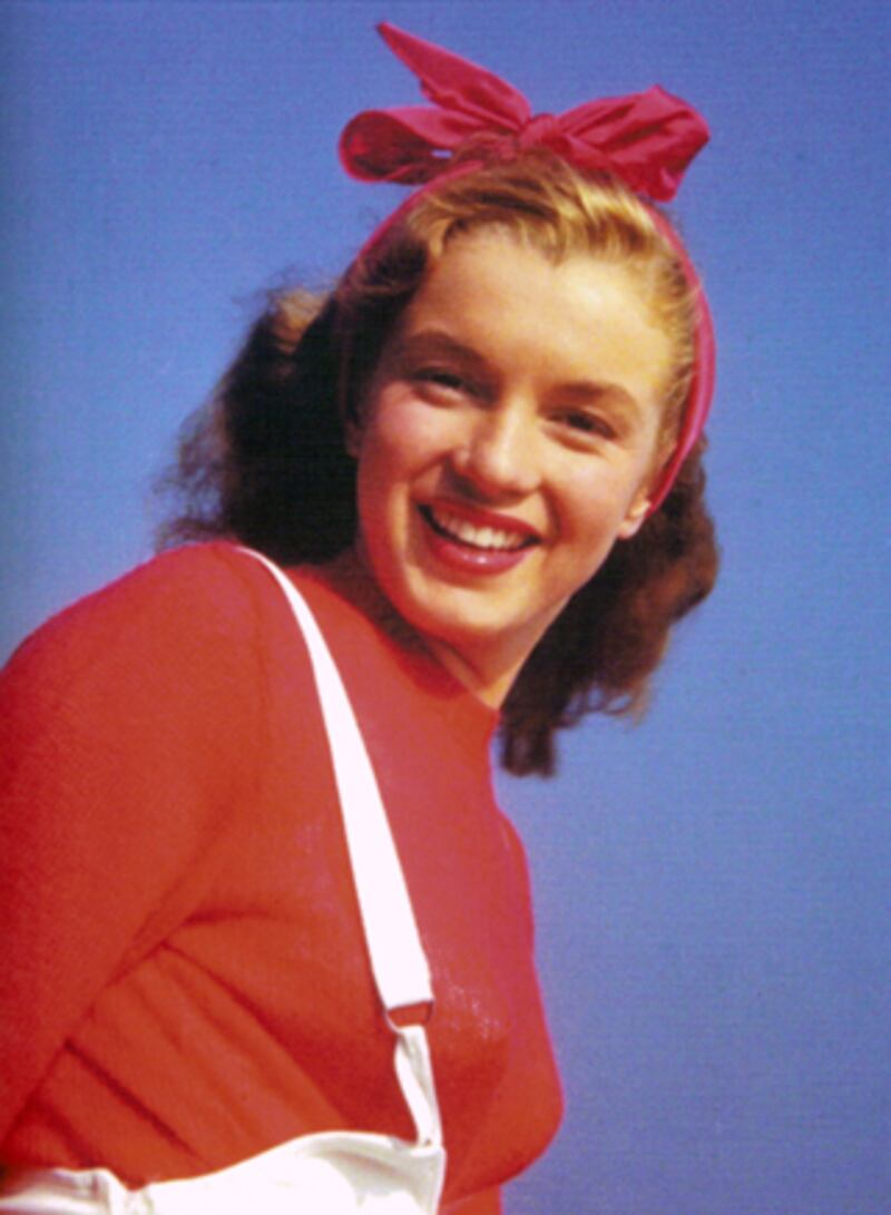 galleries/2011/06/01/happy-birthday-marilyn/marilyn-85---bill-carroll-first-photos-1945-1_wwiz32