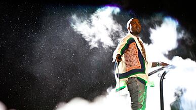 articles/2011/04/18/kanye-west-storms-coachella-music-festival/lee-kanye-west_174130_reoahl