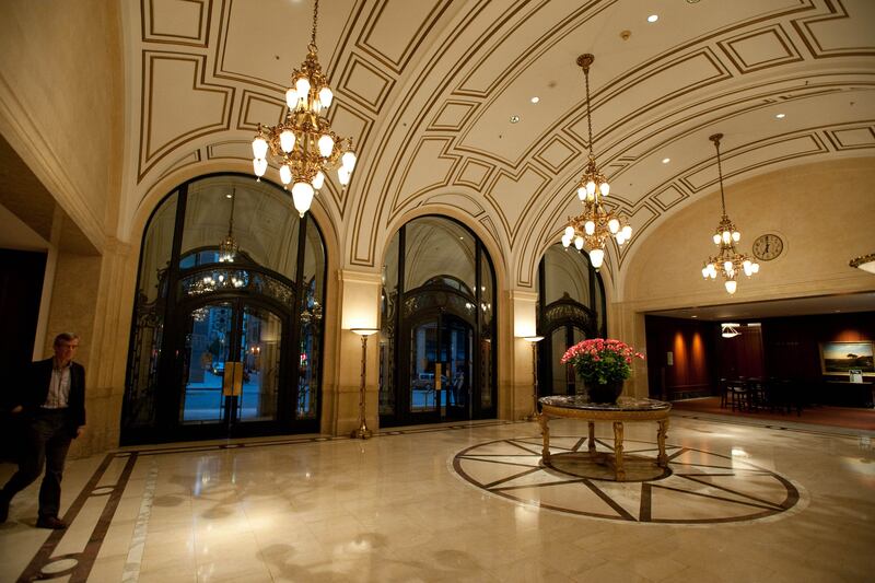 galleries/2013/12/09/bring-on-the-bubbly-these-hotels-have-the-best-new-year-s-eve-parties-photos/2013-nye-best-hotel-parties-palace_zeldhc