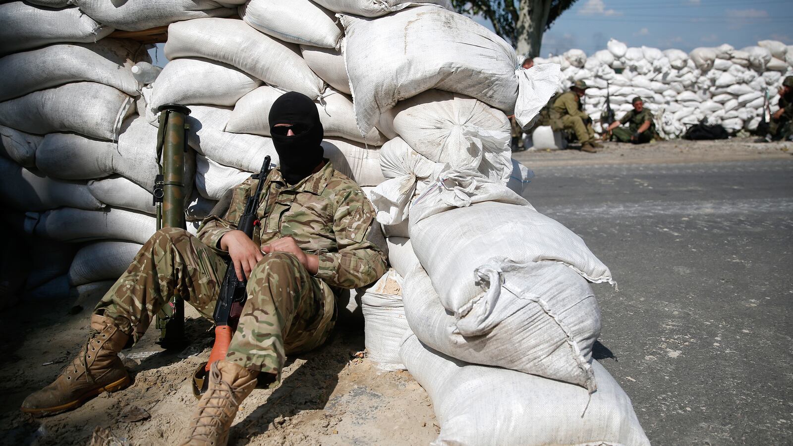 articles/2014/11/11/thousands-of-putin-s-troops-now-in-ukraine-analysts-say/141111-shane-ukraine-tease_a85i7g