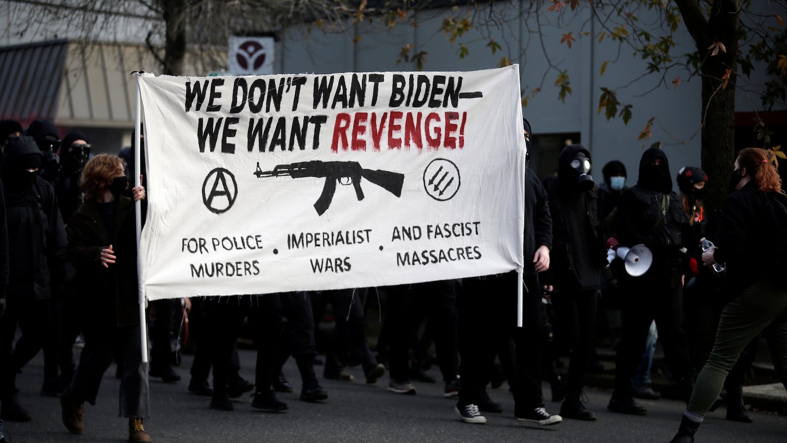 2021-01-20T233240Z_1333490664_RC2ZBL9C5AHK_RTRMADP_3_USA-BIDEN-INAUGURATION-PORTLAND_rhruk6