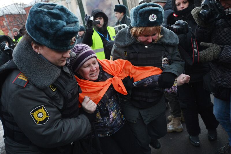 articles/2012/12/25/as-authorities-crack-down-activists-escape-from-russia/nemstova-russian-protest-tease_dt16kw