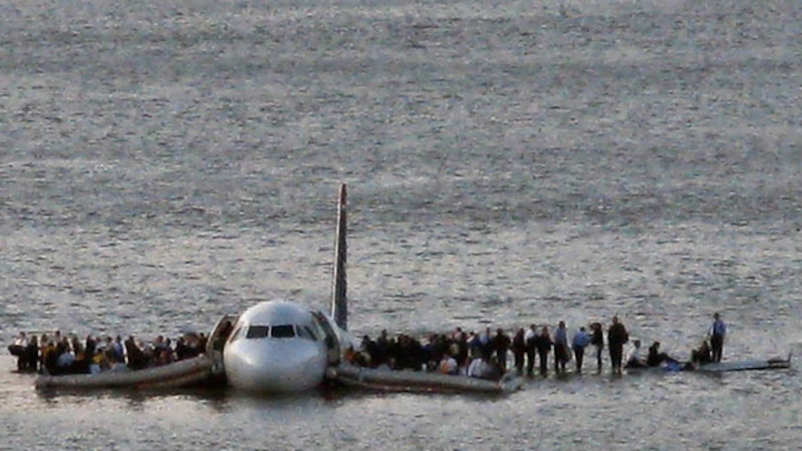 galleries/2009/01/16/miracle-on-the-hudson/plane-crash-13_wx7tro