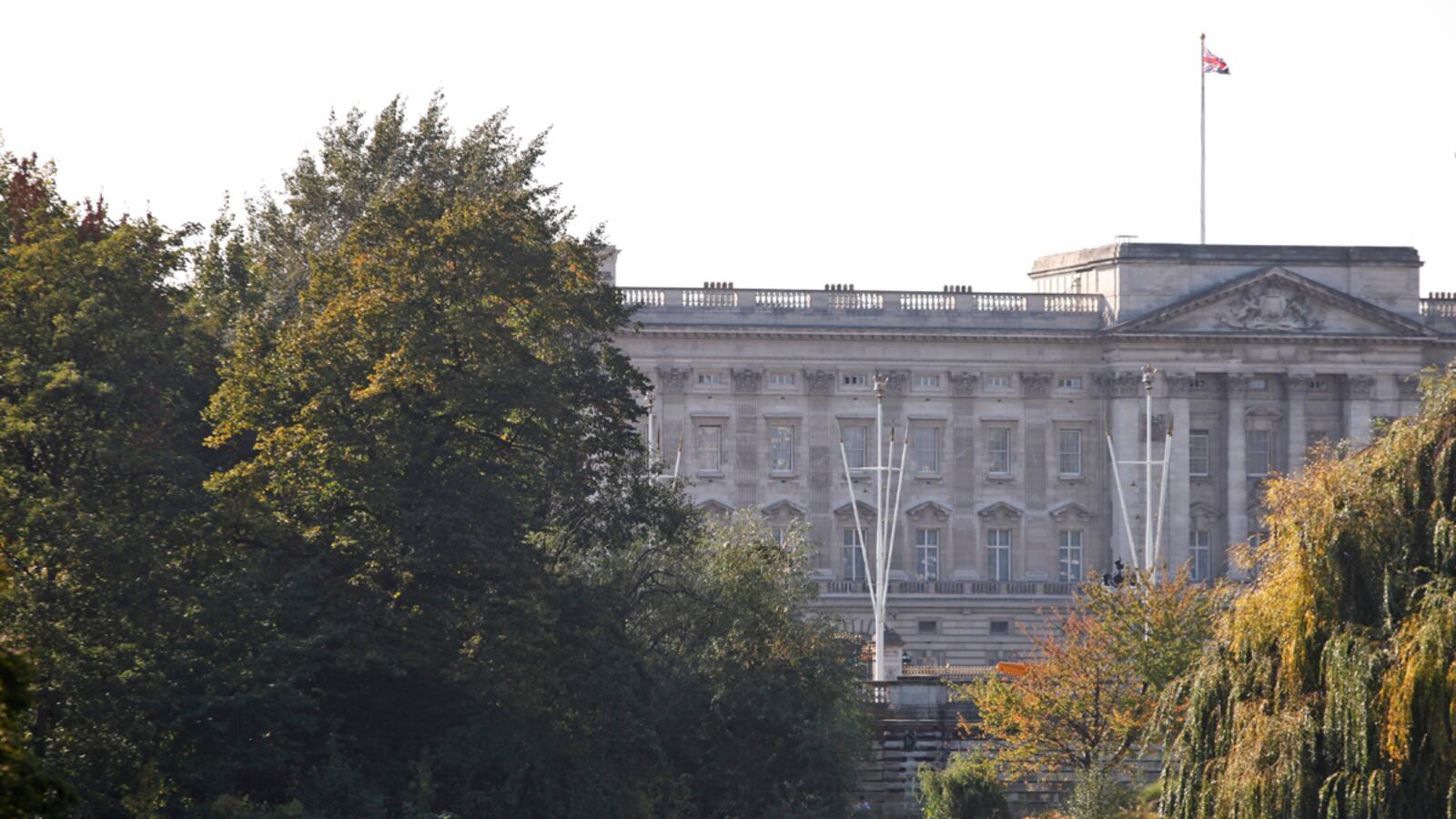 cheats/2011/10/04/corpse-found-near-buckingham-palace/buckingham-palace-dead-body-cheat_ssif0g