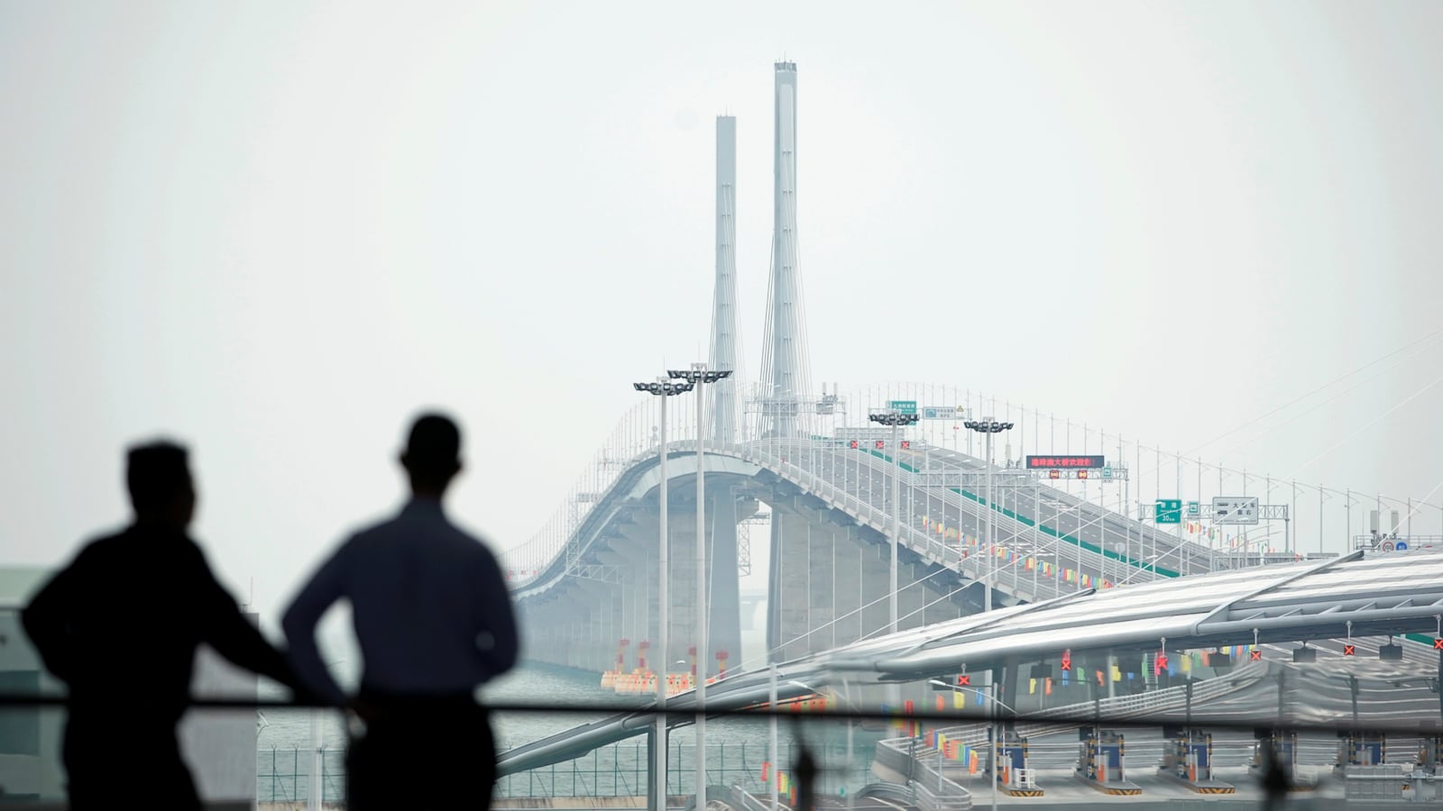 181022-china-worlds-longest-bridge-cheat_ik8mvy