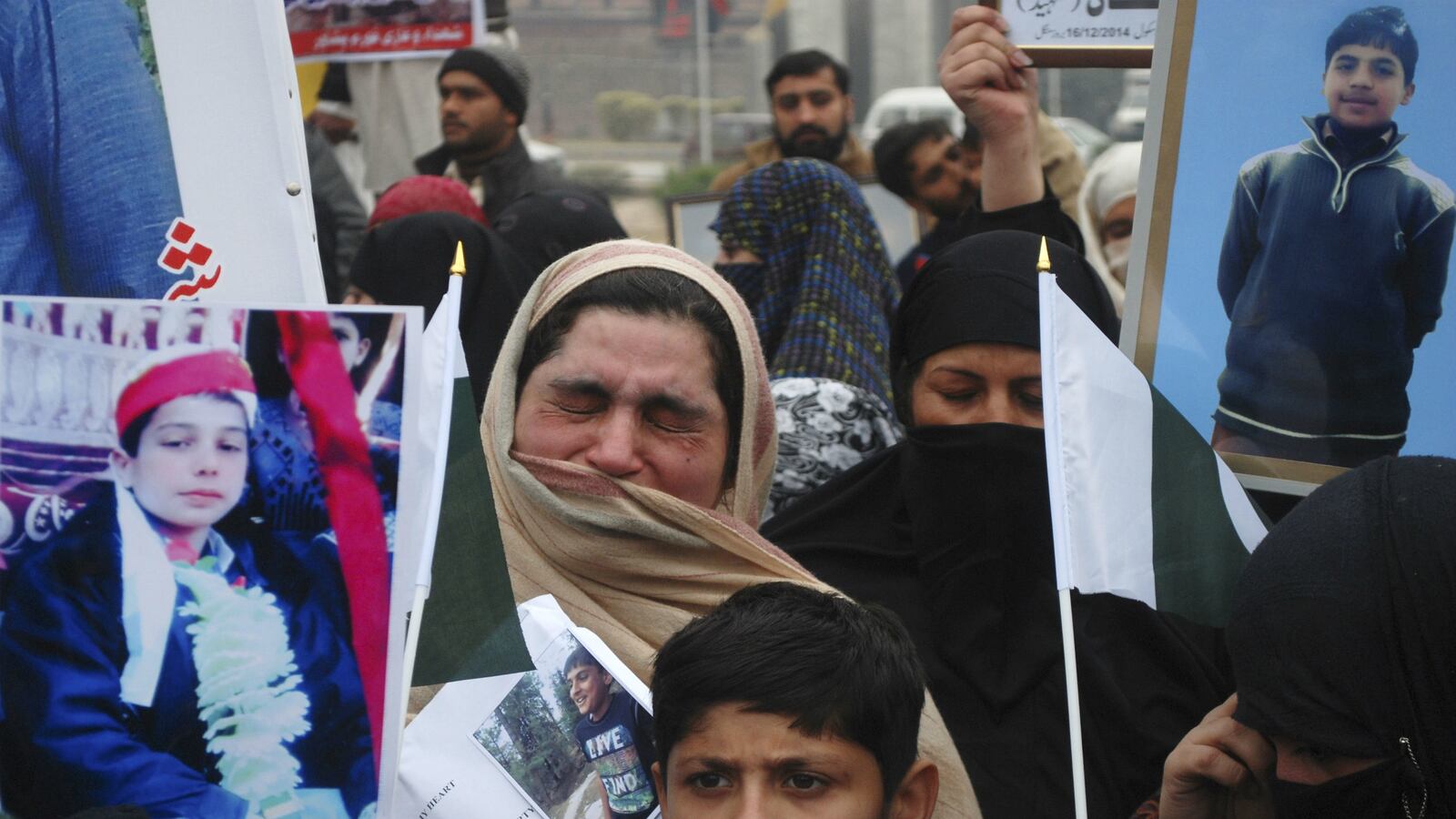 cheats/2015/12/02/pakistan-hangs-4-over-peshawar-attack/151202-4-hanged-peshawar-attacks-cheat_bbpxxs