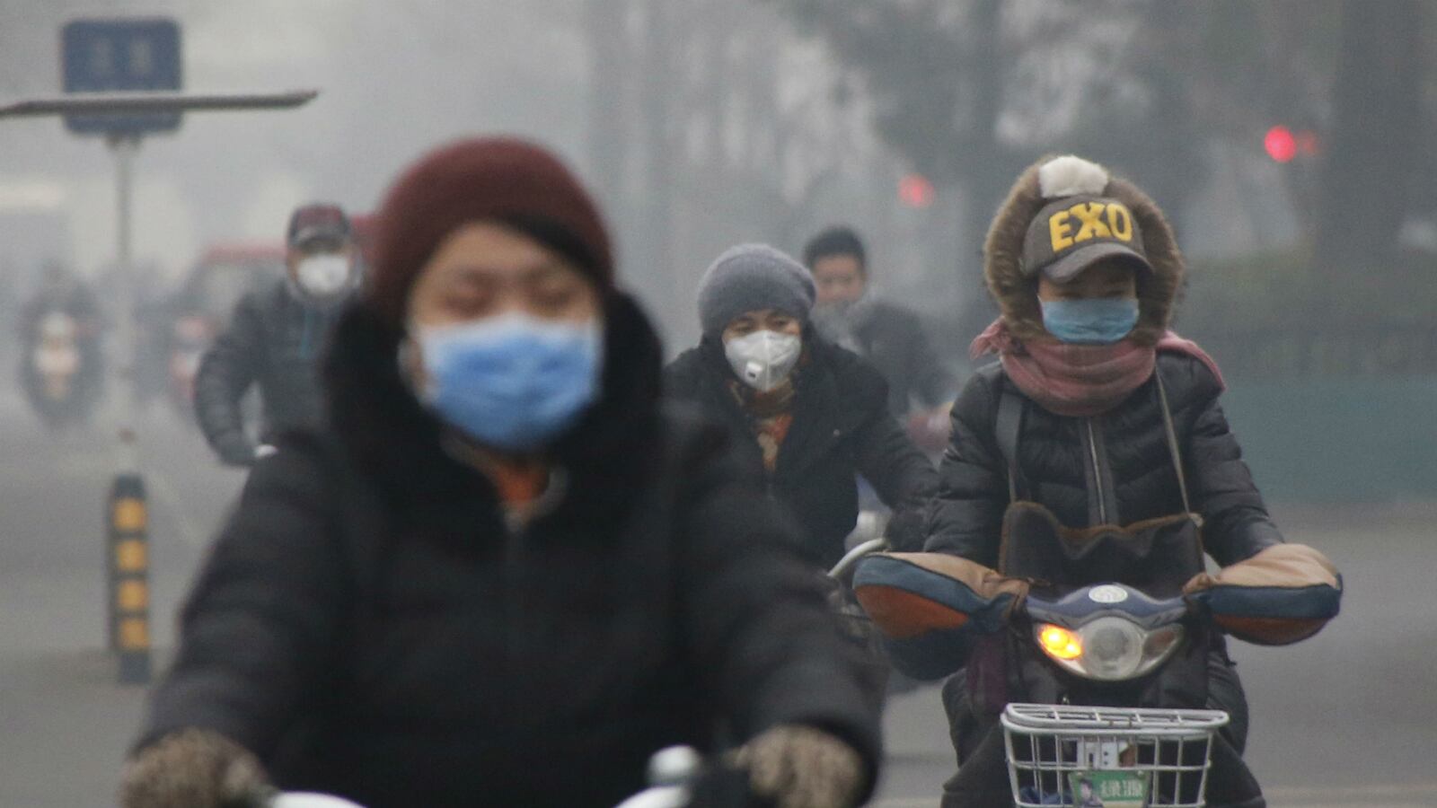 cheats/2015/12/07/beijing-issues-first-ever-smog-red-alert/151208-beijing-smog-red-alert-cheat_qvtm5b