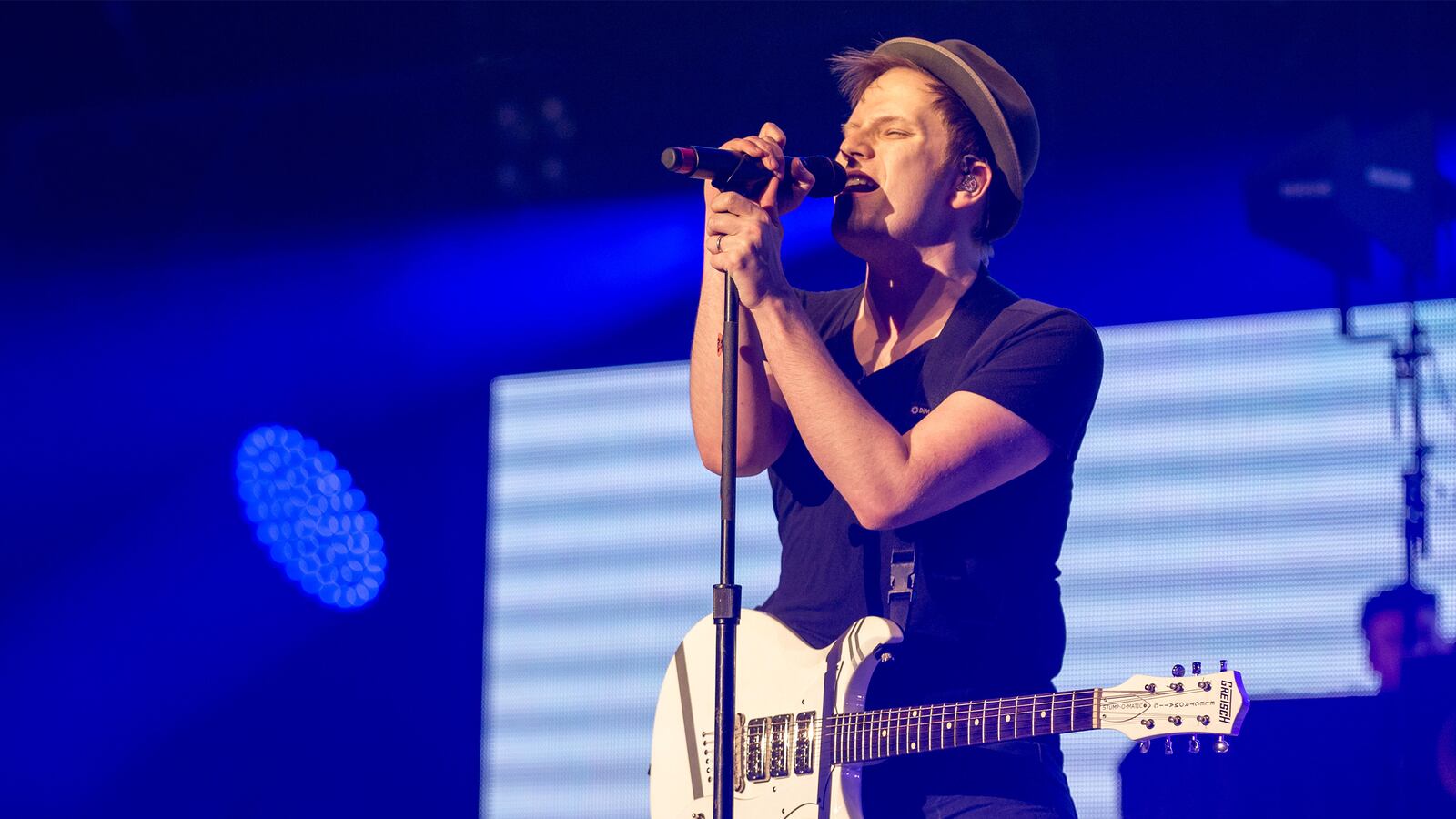 articles/2015/02/04/on-the-road-with-the-worst-band-in-the-world/150203-joiner-fall-out-boy-tease_oidqwc