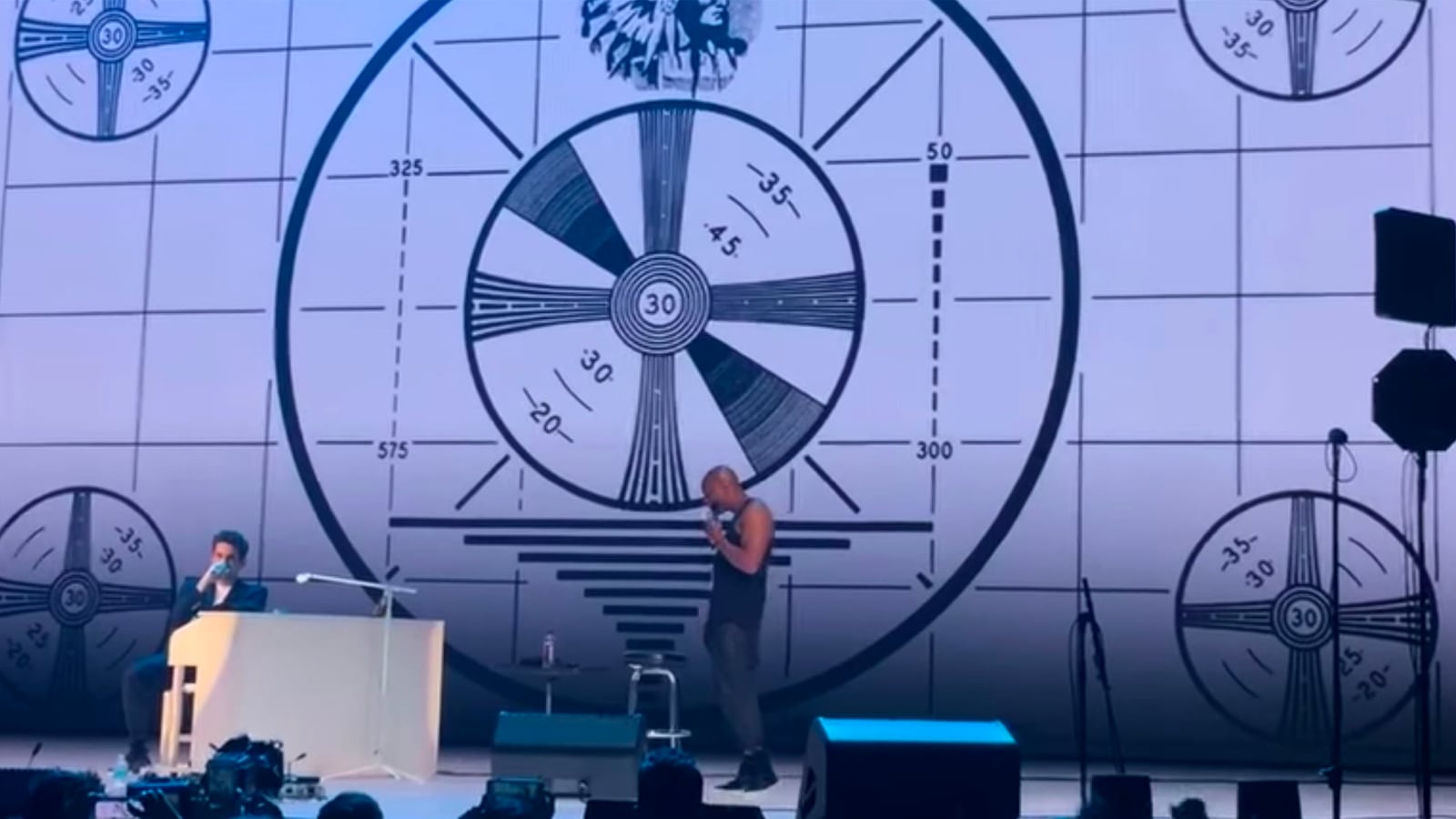 articles/2017/04/13/dave-chappelle-gives-moving-tribute-to-charlie-murphy-in-ohio/170413-jones-chapelle-tease_a3lji9