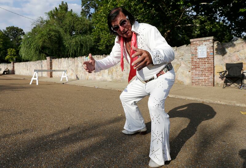 galleries/2012/08/16/vigil-at-graceland-35th-anniversary-of-elvis-s-death-photos/elvis-vigil-impersonator_fars3s