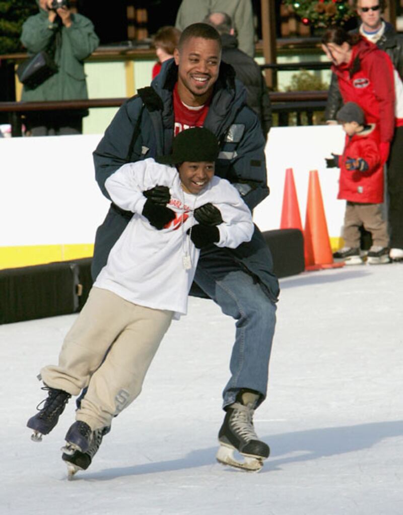 galleries/2011/11/26/celebrities-ice-skating-pippa-middleton-suri-cruise-photos/stars-on-skates-cuba-gooding-jr_io9ala
