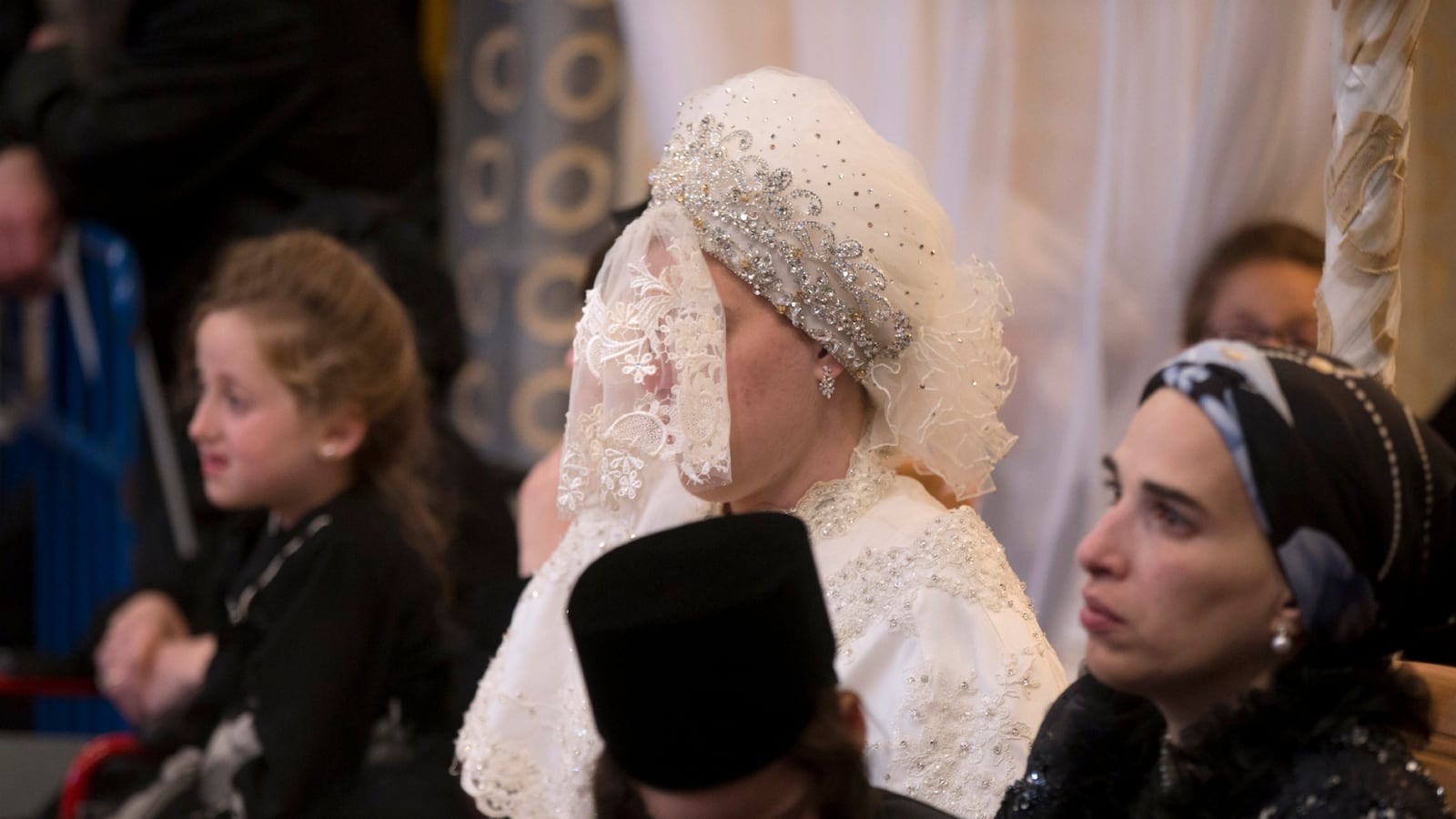 cheats/2013/05/22/bride-banned-from-showing-her-face/Hannah-Batya-Penet_zecplu