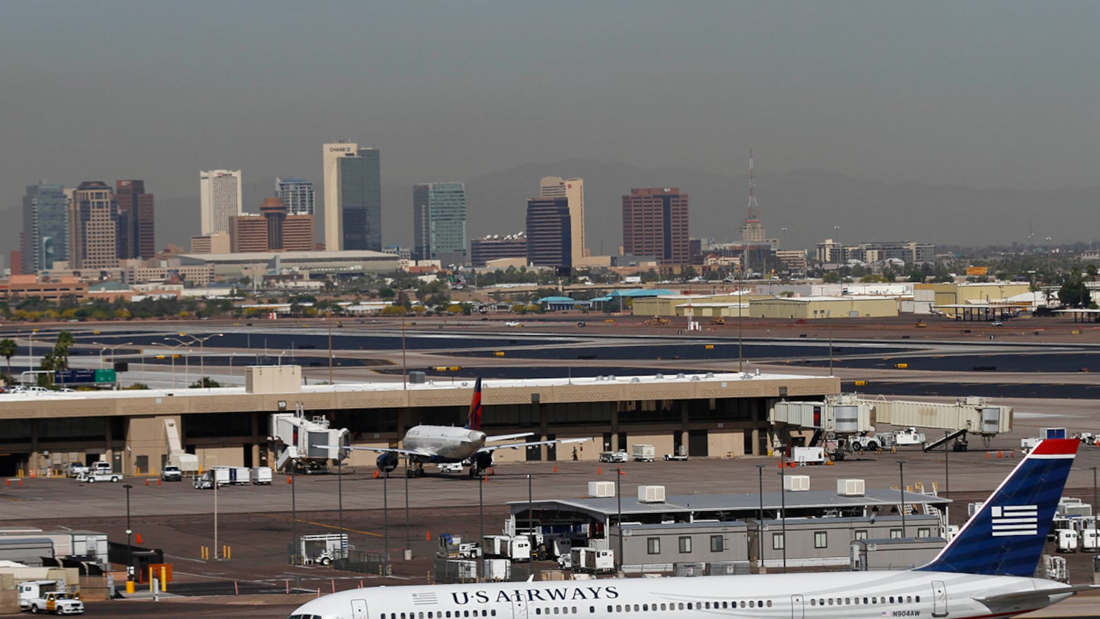 cheats/2012/11/16/woman-drives-onto-airport-runway/phoenix-airport-drive-runway-cheat_ybwrmi