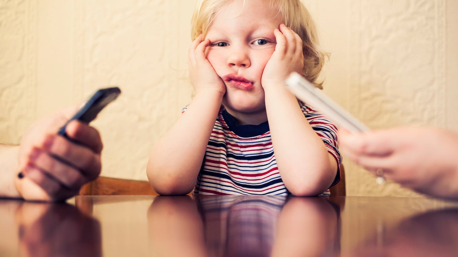 articles/2014/05/05/patients-put-down-your-smartphones/140504-saunders-smartphone-tease_w7mlas