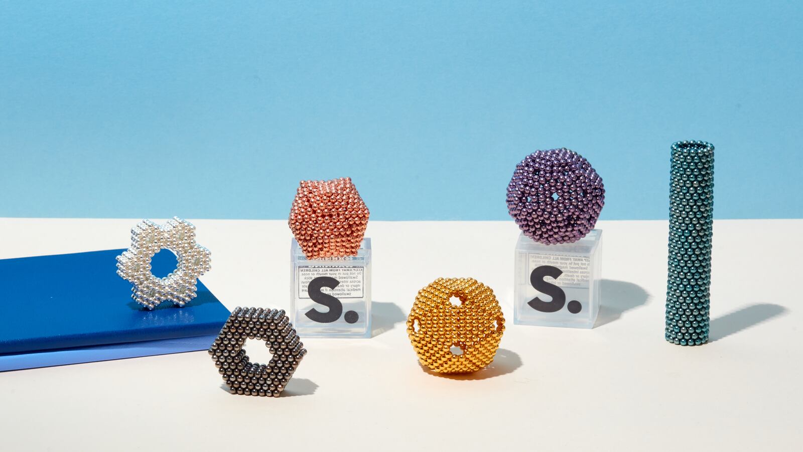 All_Luxe_on_Desk_x7mkkb