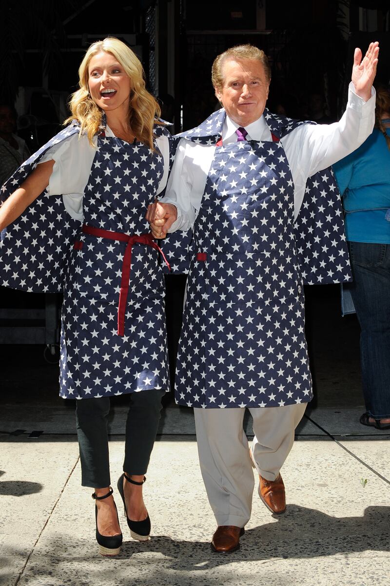 galleries/2011/07/10/best-celebrity-twitter-pictures/regis-and-kelly-best-celebrity-twitter-pictures_ey3az4