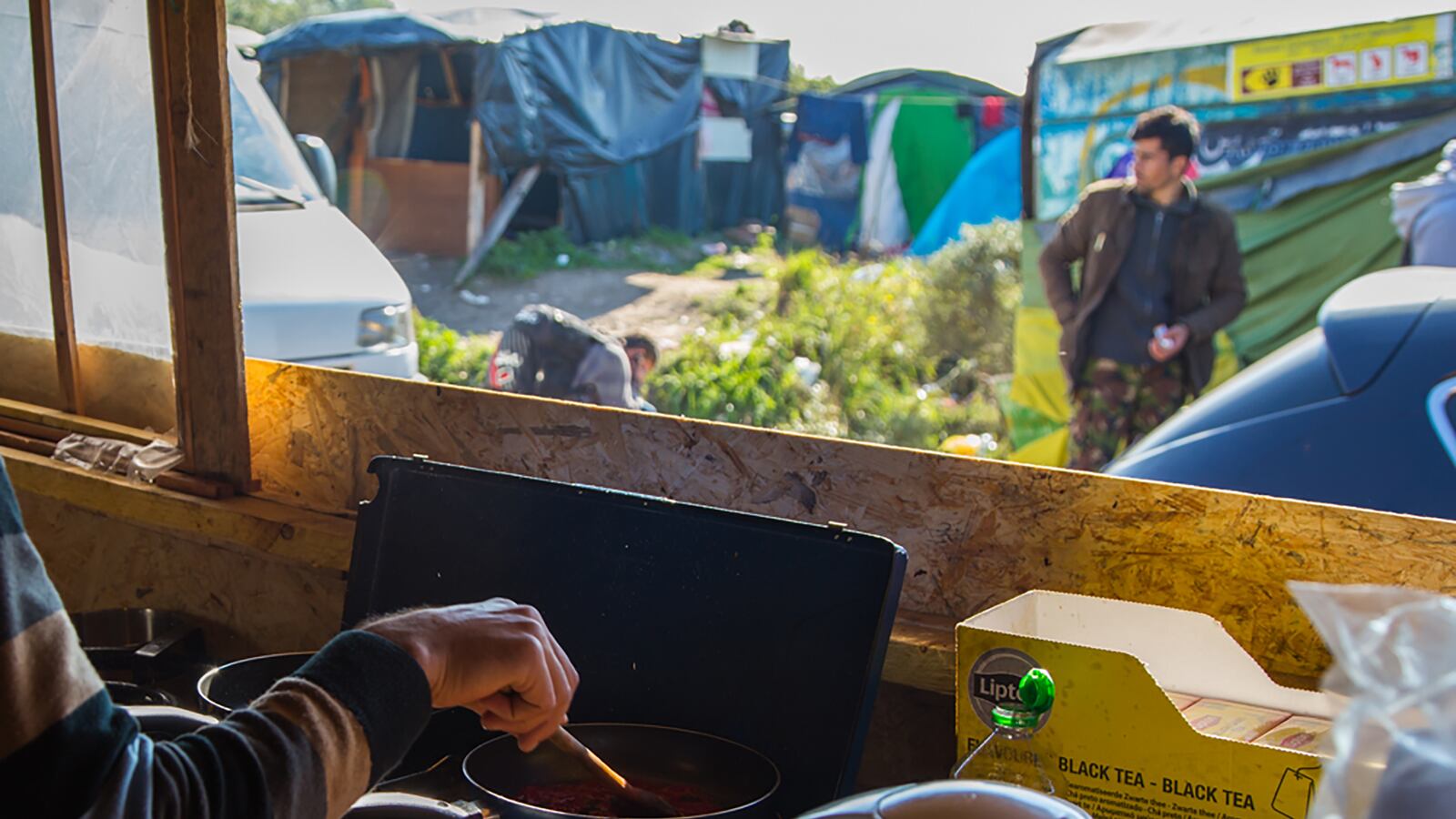 articles/2015/10/14/trapped-in-france-s-refugee-city/151013-Crosbie-calais-migrants-tease_r8ojby