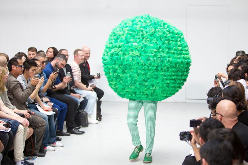 galleries/2011/06/26/john-galliano-to-givenchy-backstage-at-paris-fashion-week/walter-0958_zsnwzk