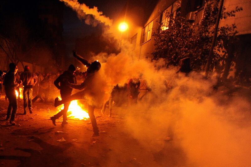 articles/2012/02/03/new-riots-rock-egypt-amid-finger-pointing-over-soccer-deaths/egypt-riots-second-front-beach_wvfjxg