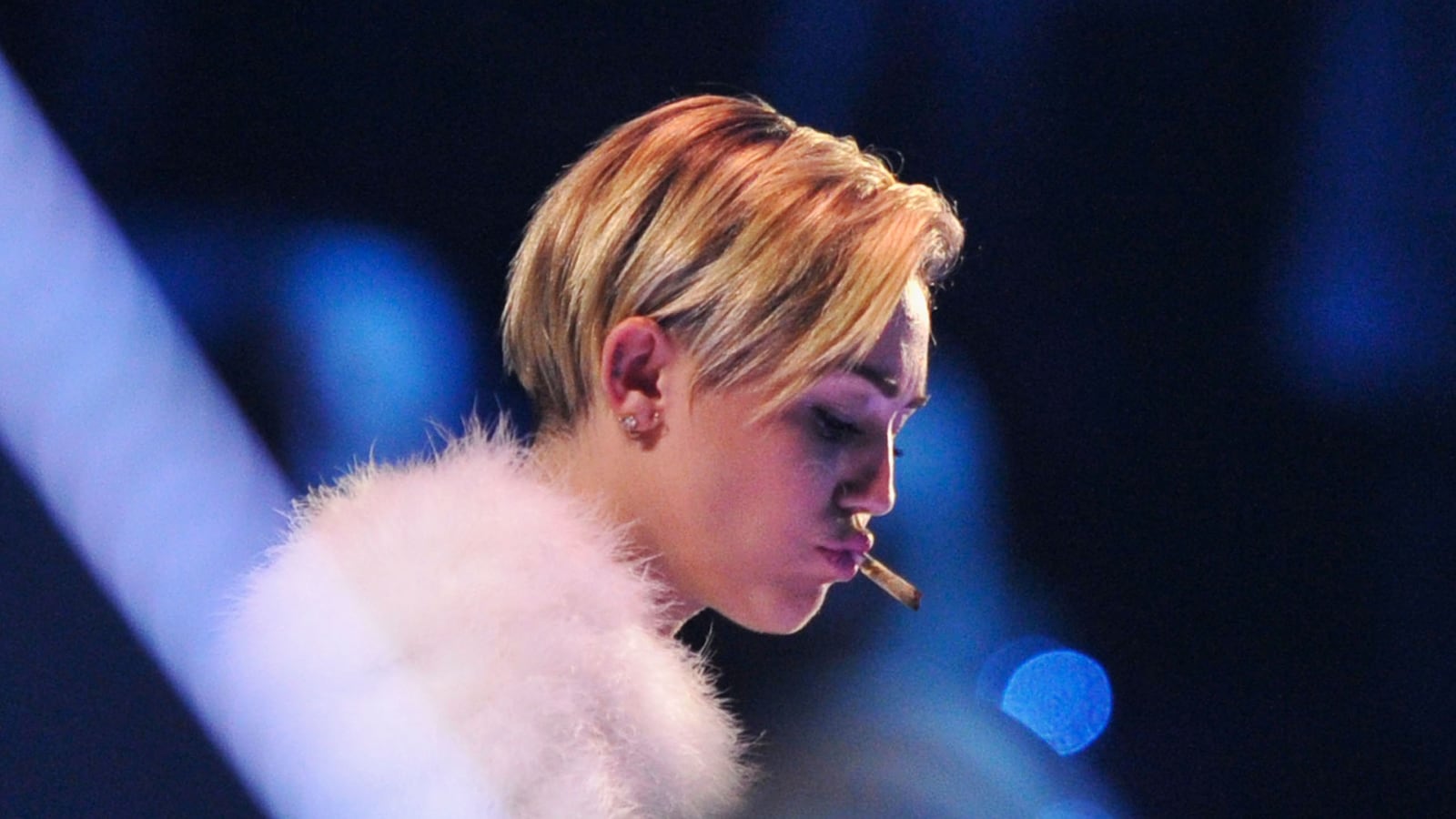 cheats/2013/11/11/miley-cyrus-smokes-joint-onstage/131111-miley-cyrus-cheat_gk53gr