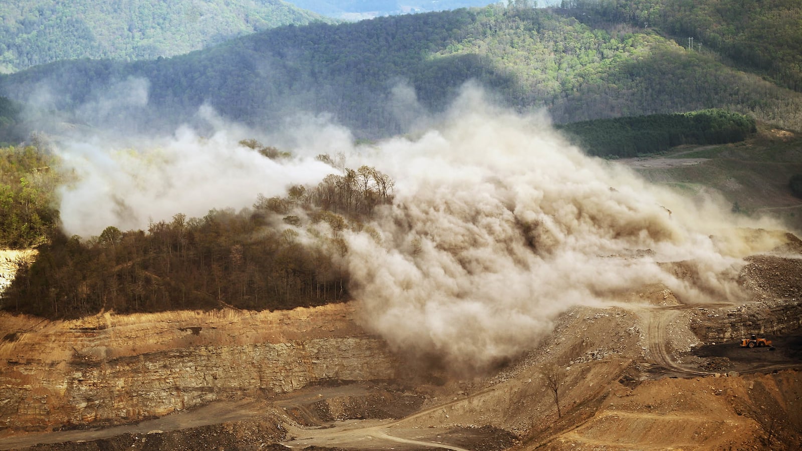 articles/2013/08/16/yes-there-s-a-war-on-coal-here-s-how-to-end-it/130814-miller-war-coal-tease-embed_ifbqnb