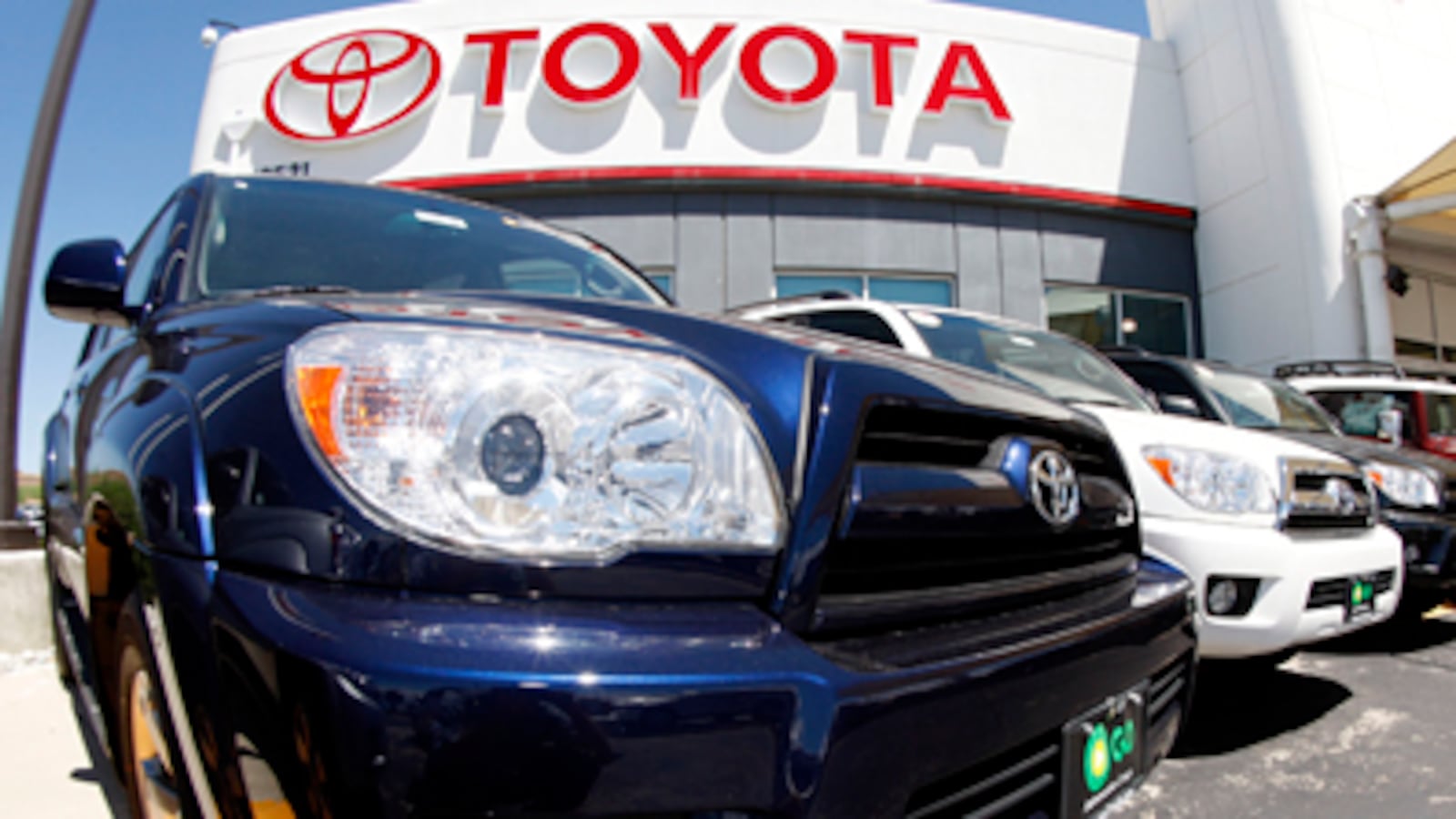 cheats/2009/09/29/toyota-recalls-38-mil-cars/toyota-dealership_e0sw1f