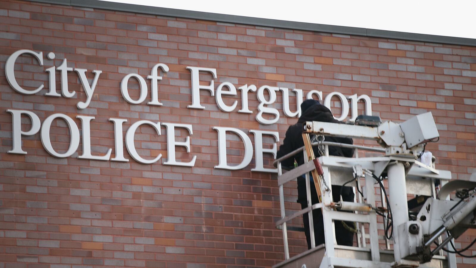 cheats/2014/11/21/ferguson-cop-darren-wilson-in-talks-to-resign/141121-ferguson-cheat_ctss4a