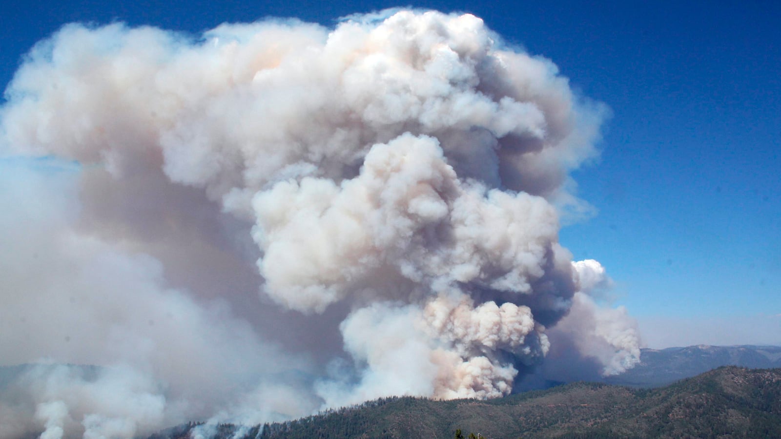 cheats/2013/08/28/yosemite-fire-nears-national-park/130828-yosemite-fire-cheat_kvfizp