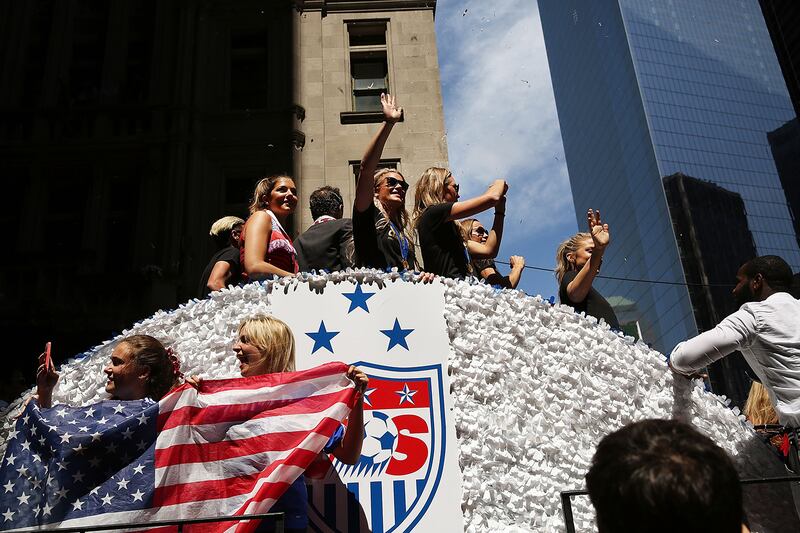 galleries/2015/07/10/u-s-women-s-soccer-team-become-the-first-women-in-the-canyon-of-heroes/150710-canyonofheroes-02_ka1szc