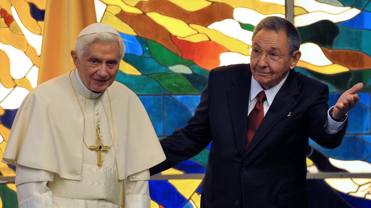 cheats/2012/03/29/fidel-castro-what-does-a-pope-do/pope-raul-castro-cheat_wiyuox
