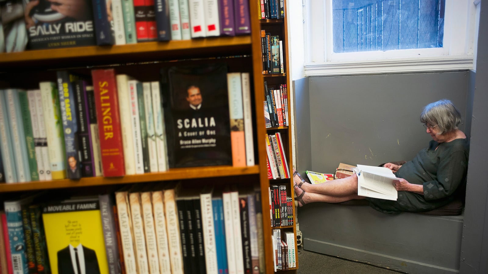 articles/2015/05/15/indie-bookstores-are-finally-not-dying/150514-scutts-indiebook-tease_wbtivm