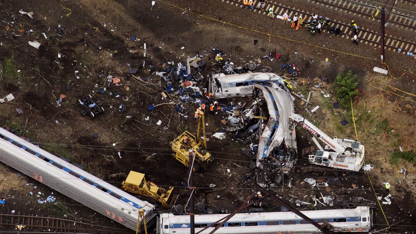 cheats/2015/05/14/video-captures-explosive-amtrak-crash/150514-amrak-crash-video-cheat_i2egan