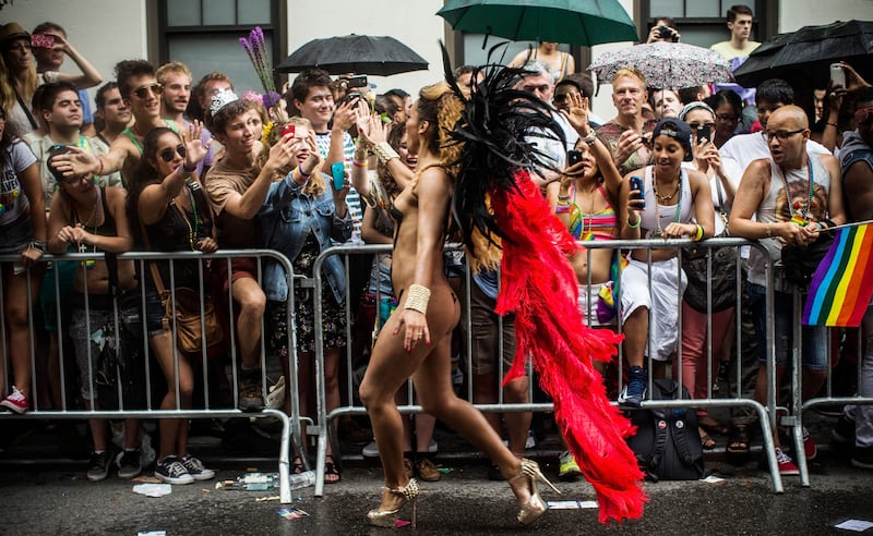 galleries/2013/06/30/celebrate-america-s-gay-pride-parades-photos/130630-gay-pride-update1_kdtcwn