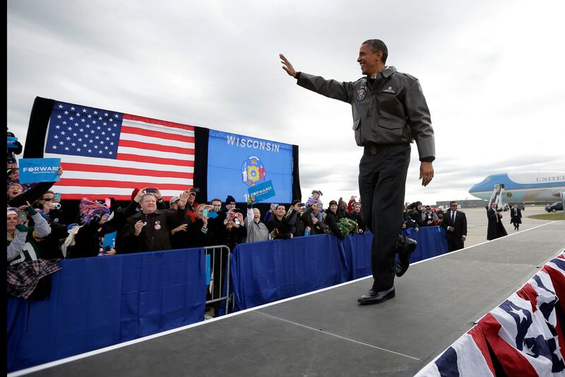 articles/2012/11/02/in-election-s-last-weekend-obama-gains-moderate-momentum-as-romney-flails/obama-locks-it-up-avlon_eclnxn