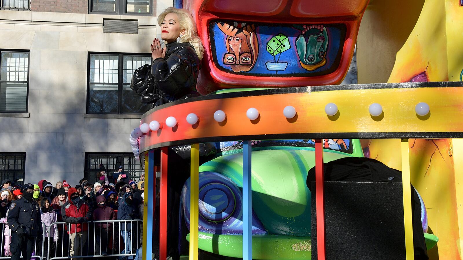 181122-rita-ora-macys-parade-cheat_alotjb