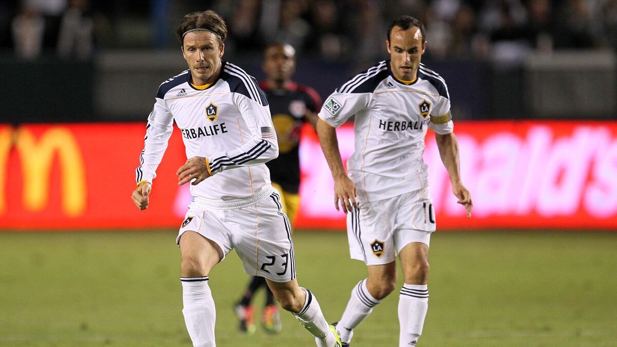 cheats/2012/01/18/beckham-re-signs-with-l-a-galaxy/beckham-galaxy-barra_uwdqfh
