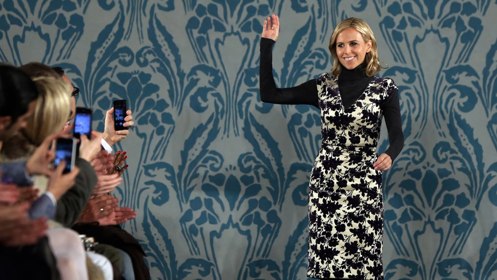 articles/2013/03/26/tory-burch-s-new-legal-entanglement-yoko-ono-s-opening-ceremony-collection-faces-lawsuit/130326-tory-burch-cheat_y4mqlu