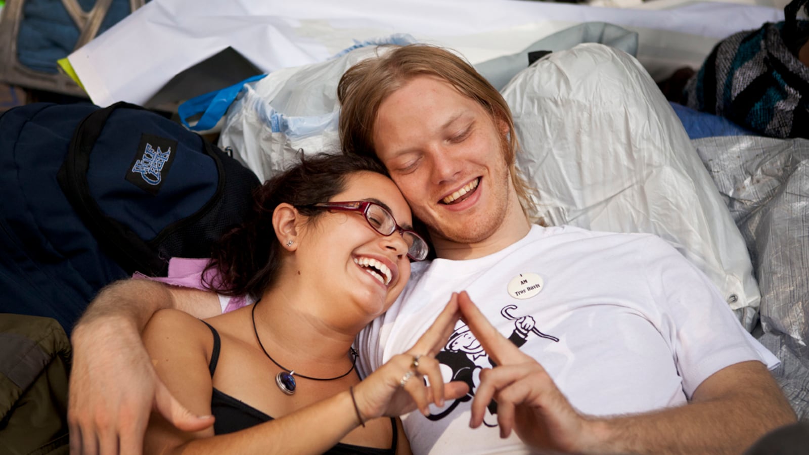 articles/2011/10/19/occupy-wall-street-s-lovefest-vibe-protesters-find-ways-to-hook-up/love-at-ows-4ap_snmvac