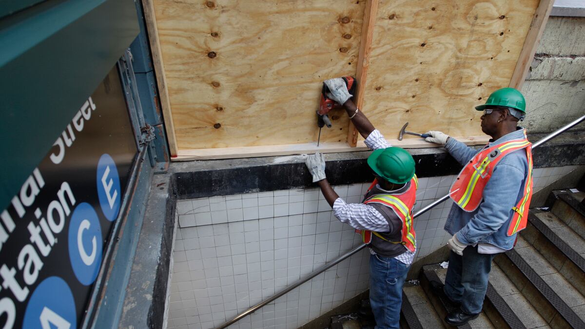 cheats/2012/10/28/millions-on-alert-for-sandy/hurricane-sandy-preparing-ny-subways-cheat_xod0cl