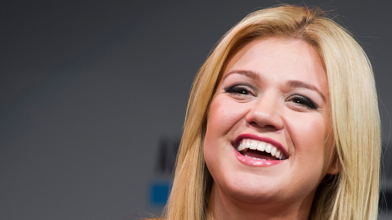 cheats/2013/11/20/kelly-clarkson-pregnant/131120-clarkson-pregs-cheat_jnnnv6
