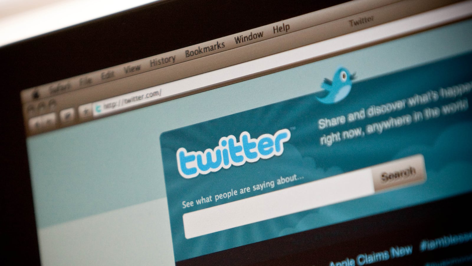 articles/2013/04/05/bloomberg-terminal-finally-gives-wall-street-access-to-twitter/130405-bloomberg-twitter-fallon-tease_w9j4uy