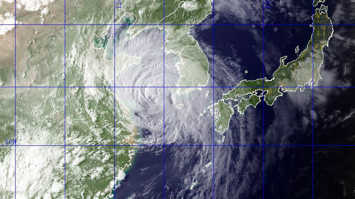 cheats/2011/08/07/china-evacuates-610-000-on-typhoon/typhoon-muifa-radar-cheat_rafbsv