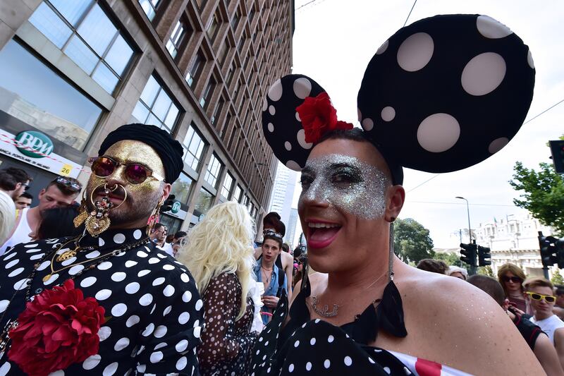 galleries/2015/06/27/gay-pride-weekend-worldwide-photos/150627-gay-pride-world-11_awtokl