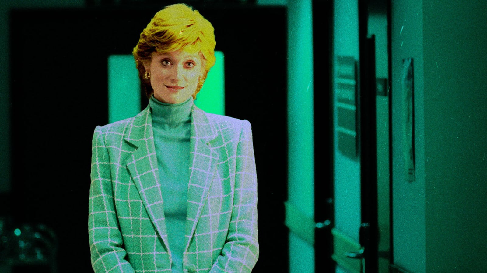 221108-Fallon-The-Crown-Review-tease_h6ljkd